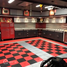 Czerwono czarna szachownica na podłodze garażu