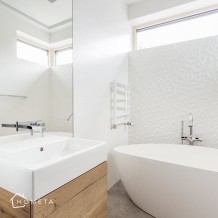 Biała łazienka z nowoczesną wanną