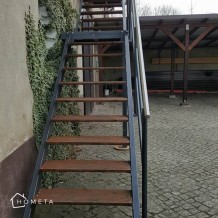 Metalowe schody zewnętrzne z drewnianymi stopniami