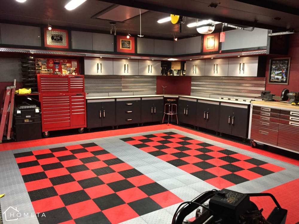 Czerwono czarna szachownica na podłodze garażu
