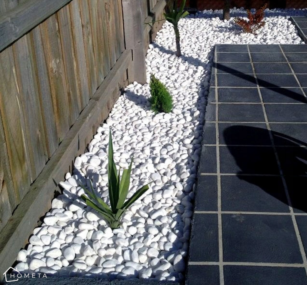 Białe kamienie w ogrodzie