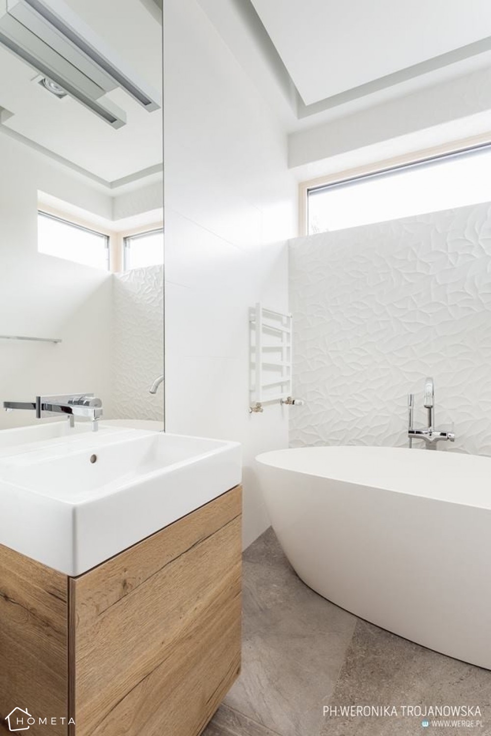 Biała łazienka z nowoczesną wanną