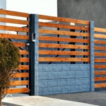 ogrodzenie-drewniano-betonowe-front-furtka-brama-przęsło.-1024x443
