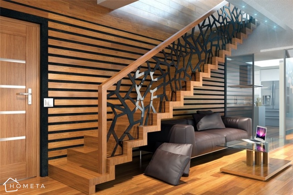 Czarna ażurowa balustada na drewnianych schodach